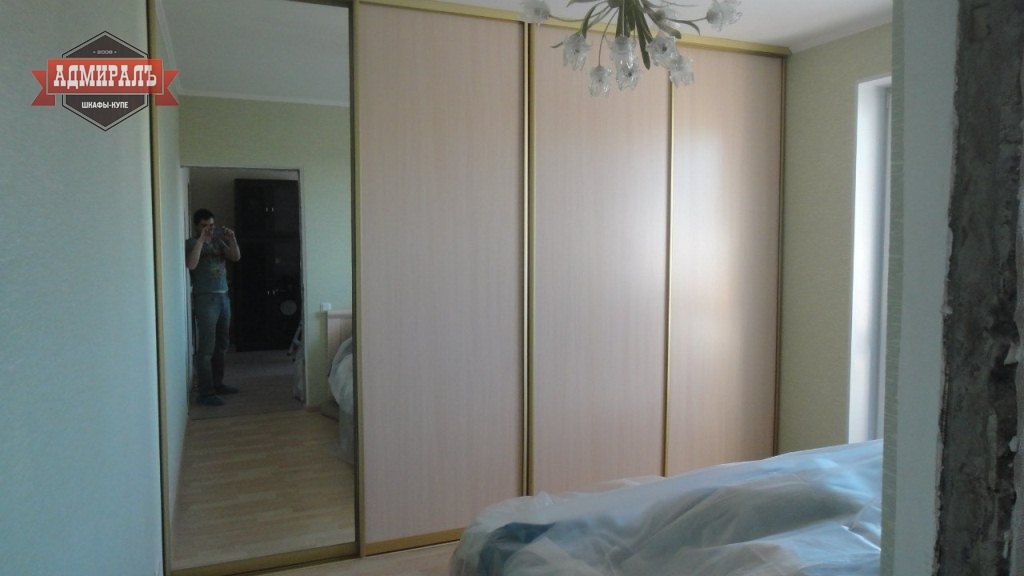 Встроенный шкаф-купе в спальне